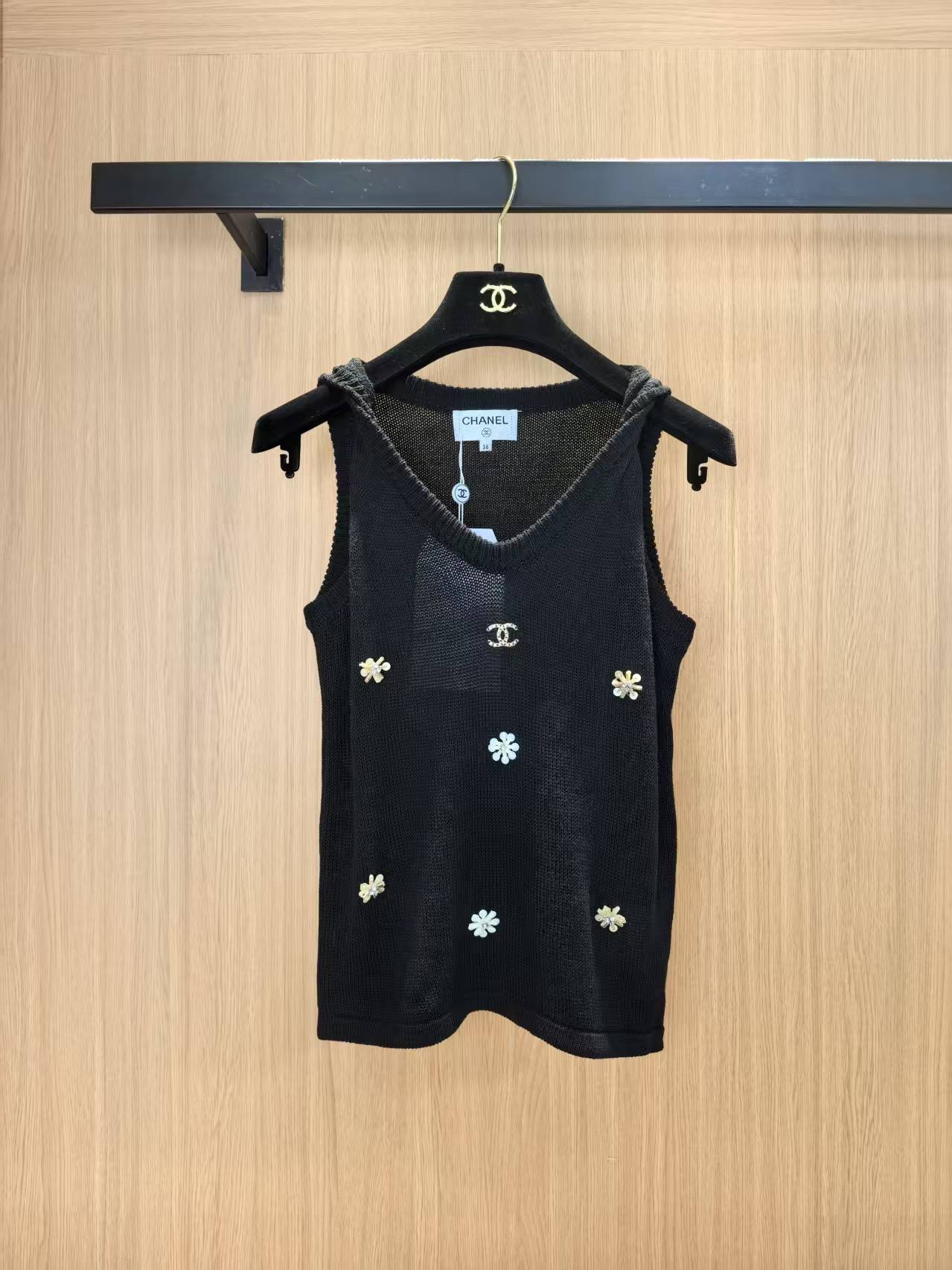 CC Two-tone Hand-beaded Floral Knitted Vest in Viscose 387896