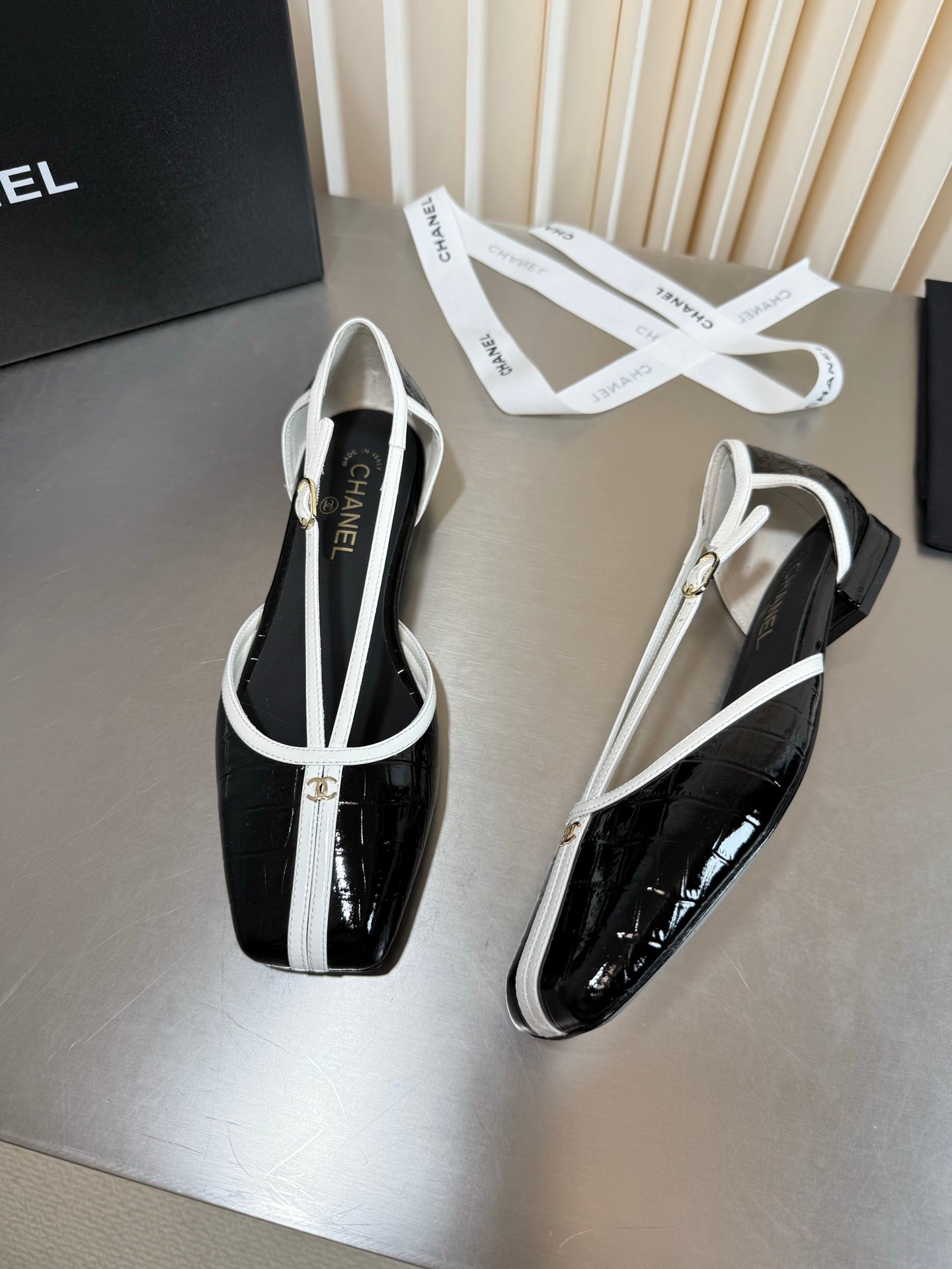 CC 26FW Mary Jane Flats Square Toe T-Strap Logo Crocodile-Embossed Pearlescent Gloss 190629