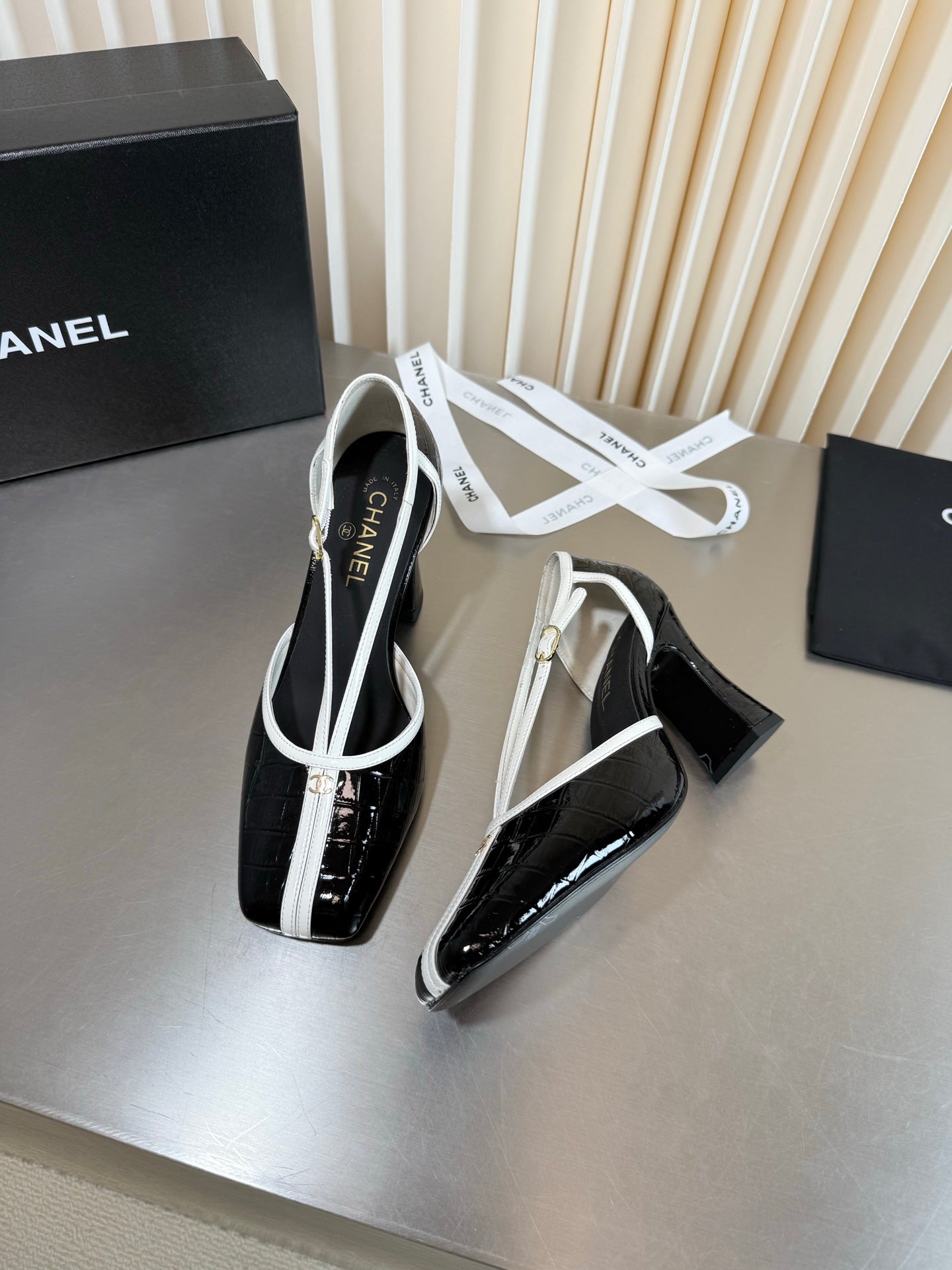 CC 26FW Pumps 8.5cm Square Toe Logo Two-Tone Crocodile-Embossed Pearlescent Gloss 190615