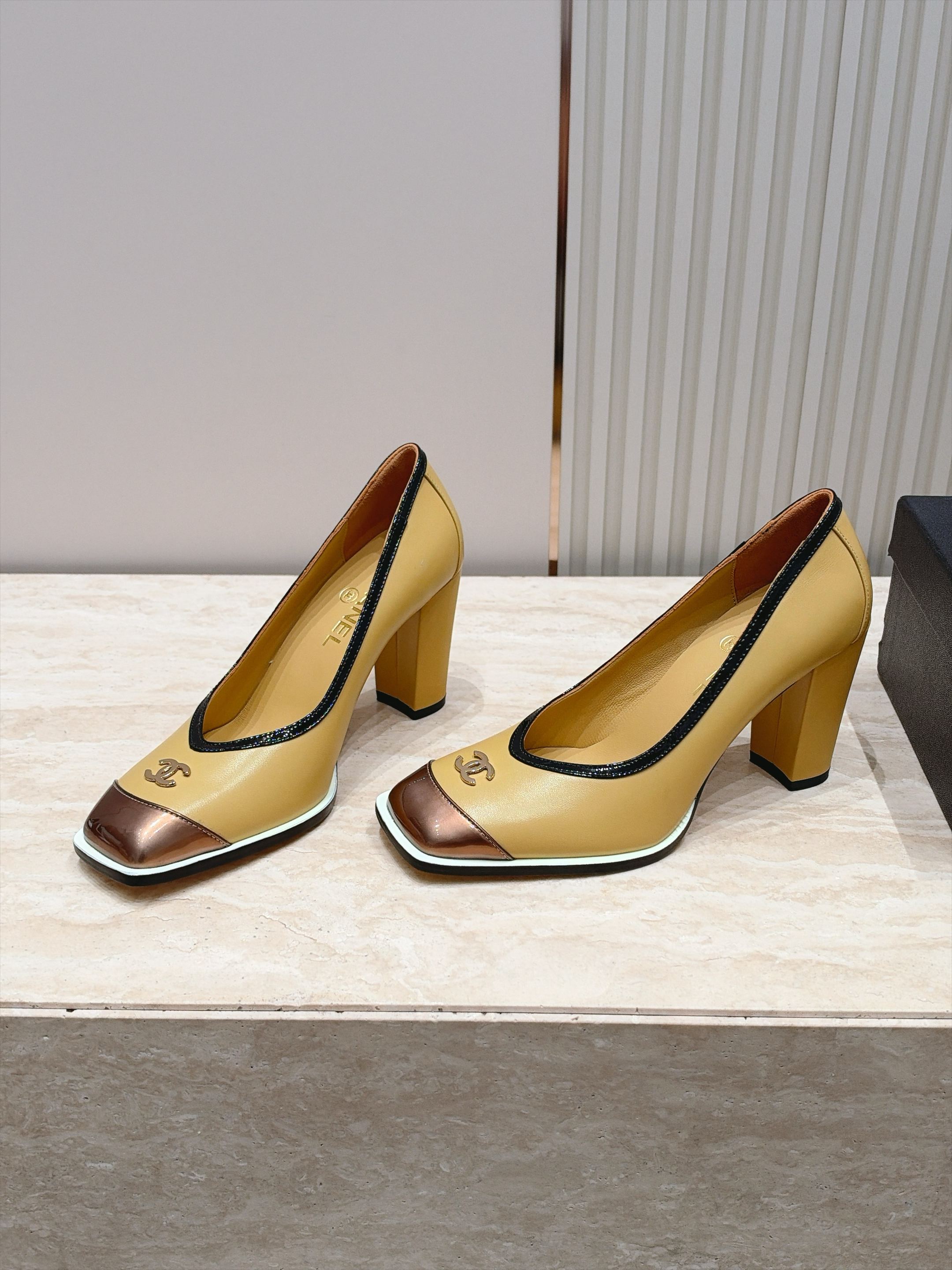CC 27S Pumps 9cm Toe Cap Interlocking Logo Leather 196231