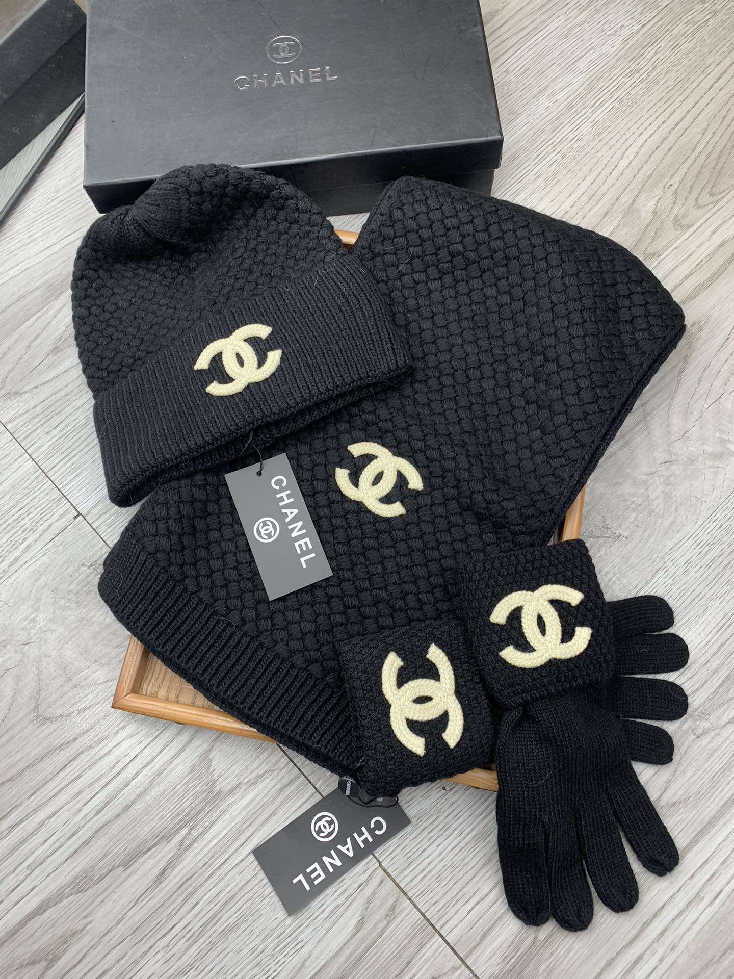 CC Hat Scarf Gloves Set Knit Black Logo 475104