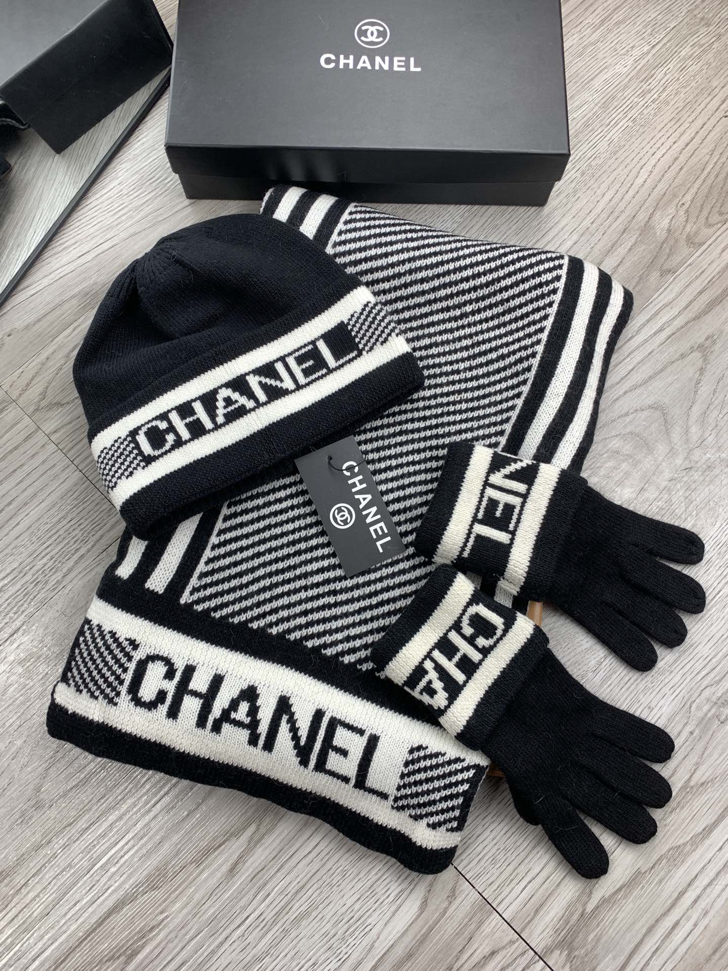 CC Hat Scarf Gloves Set White Black Jacquard Logo 475102