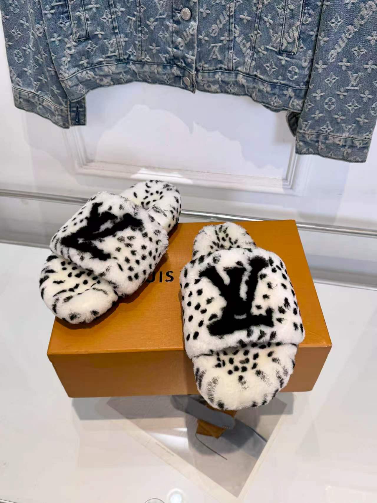 LV Color-Block Slides Leopard Print Shearling 146605