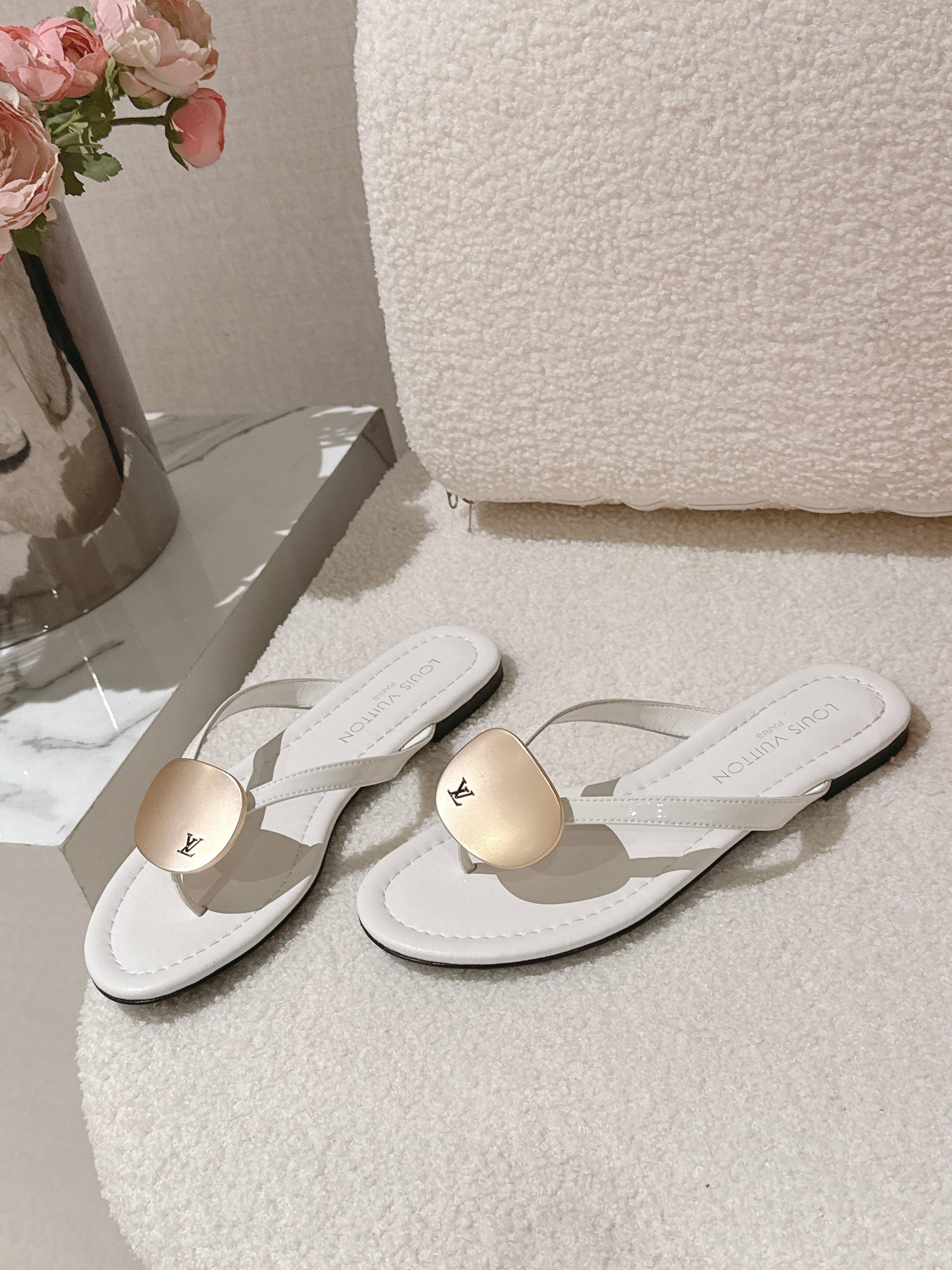 LV Treasure Thong Flat Logo Patent Leather 840385