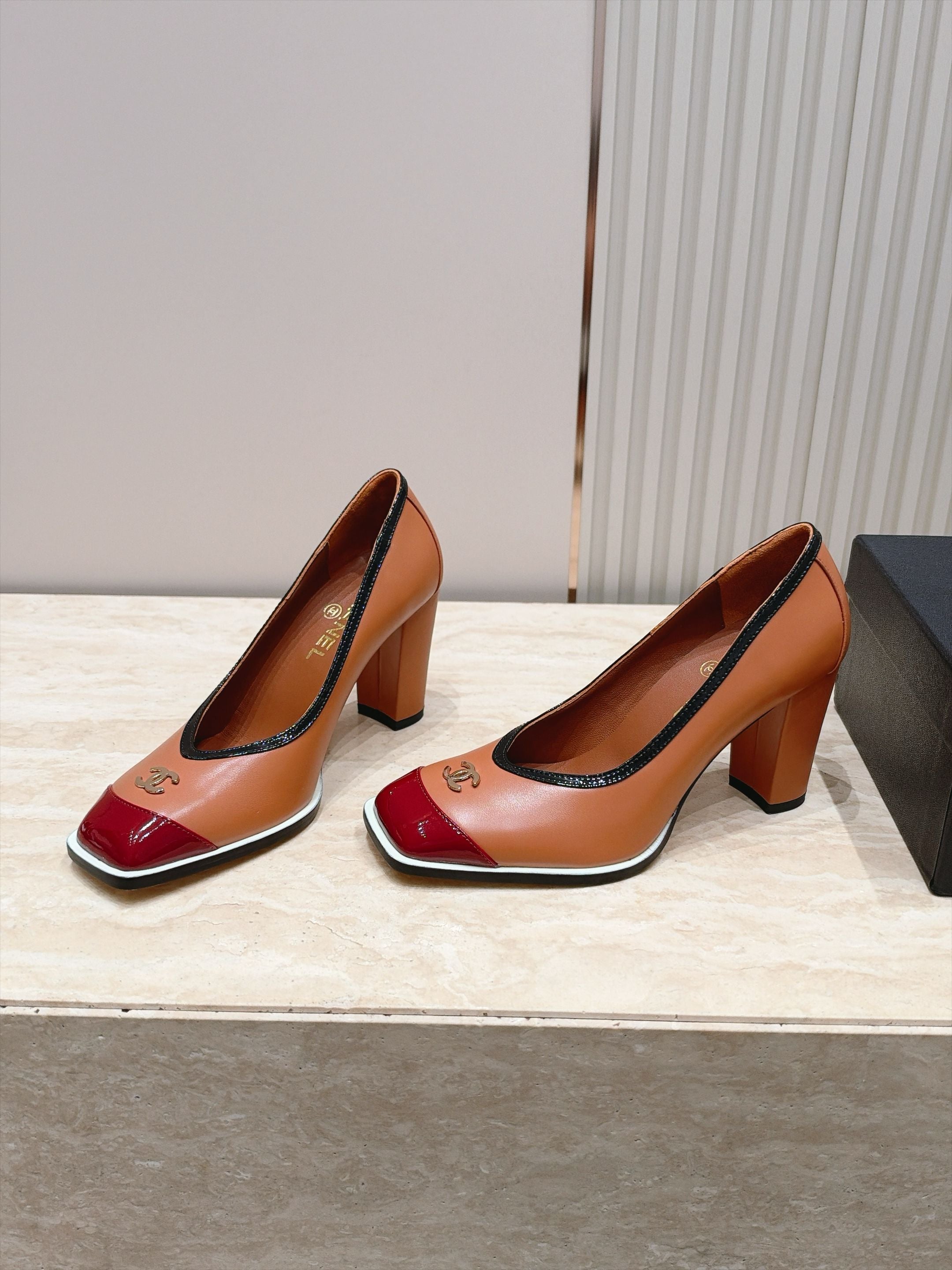 CC 27S Pumps 9cm Toe Cap Interlocking Logo Leather 196231