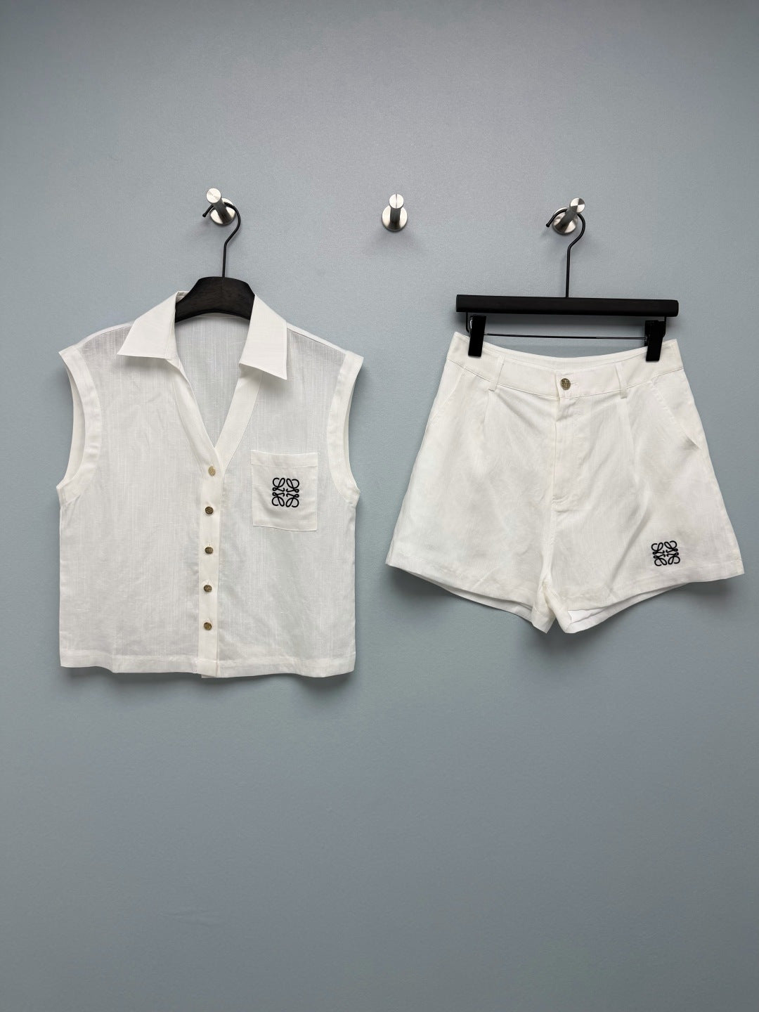 Loew Sleeveless Shirt and High-waisted Shorts Set in Cotton