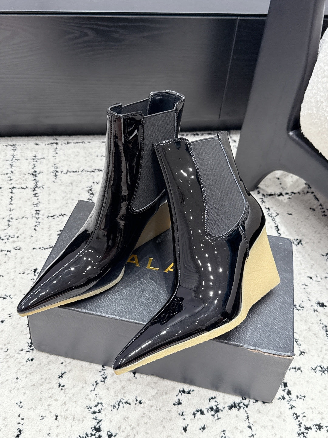 Alaia 26FW Pointed-Toe Chelsea Ankle Boots 9cm Cube Wedge Heel Patent Lether 197005