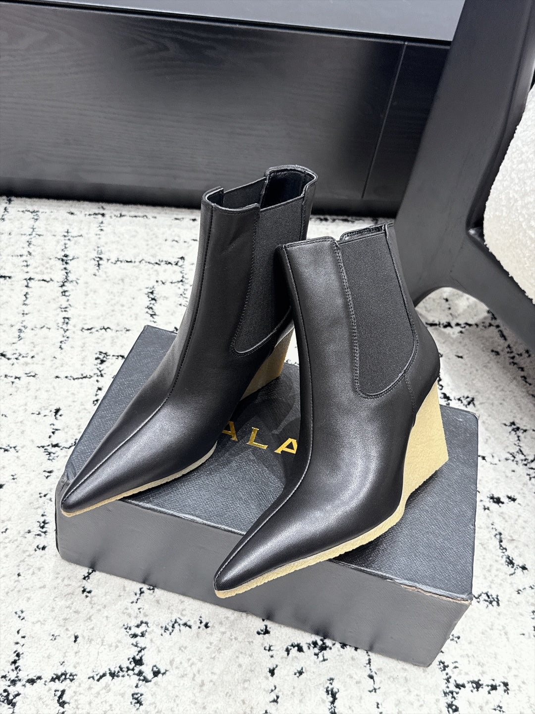 Alaia 26FW Pointed-Toe Chelsea Ankle Boots 9cm Cube Wedge Heel Patent Lether 197005