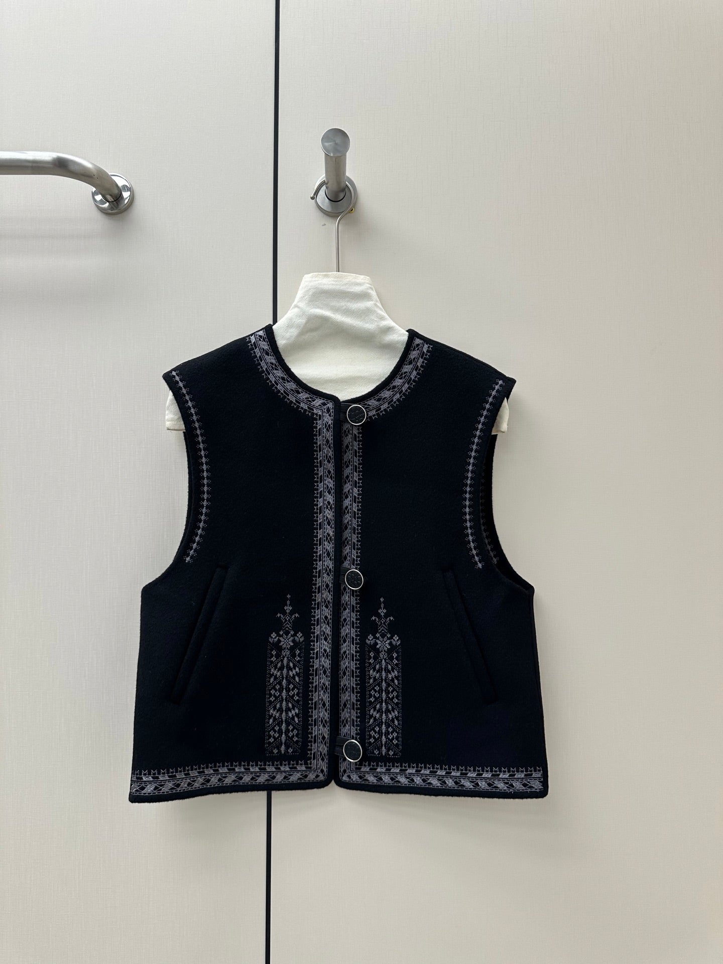 HM 26S Sleeveless Vest Round Neck Embroidery Wool Cashmere 435160