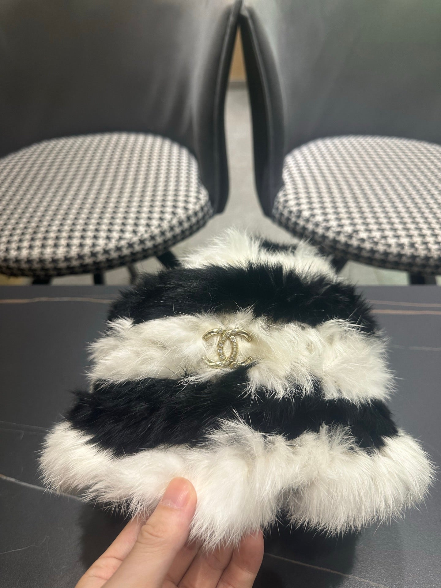 CC 26FW Color-Block Knit Bucket Hat Faux Fur 551902