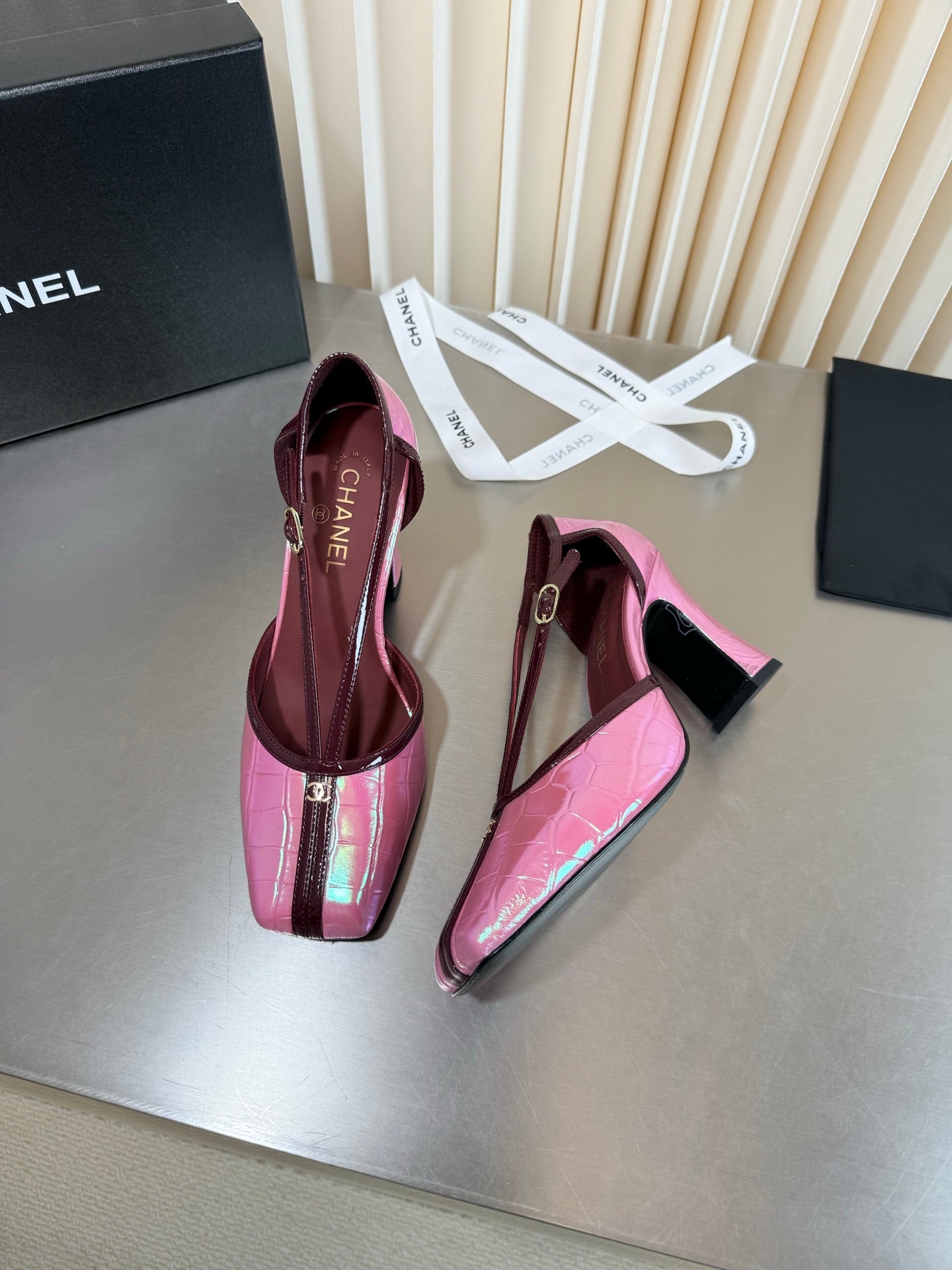 CC 26FW Pumps 8.5cm Square Toe Logo Two-Tone Crocodile-Embossed Pearlescent Gloss 190615
