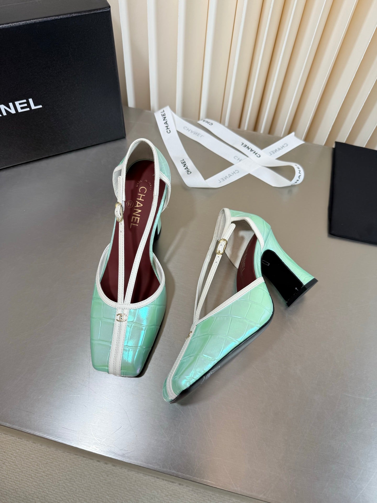 CC 26FW Pumps 8.5cm Square Toe Logo Two-Tone Crocodile-Embossed Pearlescent Gloss 190615