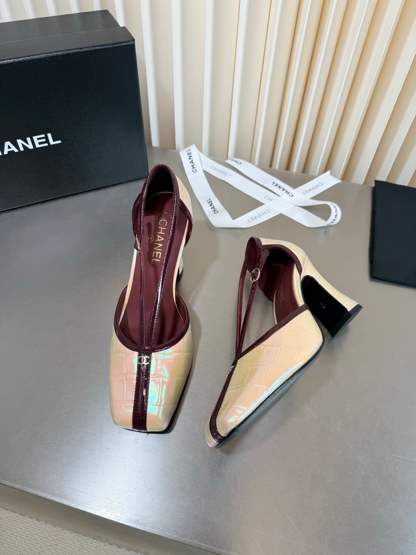 CC 26FW Pumps 8.5cm Square Toe Logo Two-Tone Crocodile-Embossed Pearlescent Gloss 190615