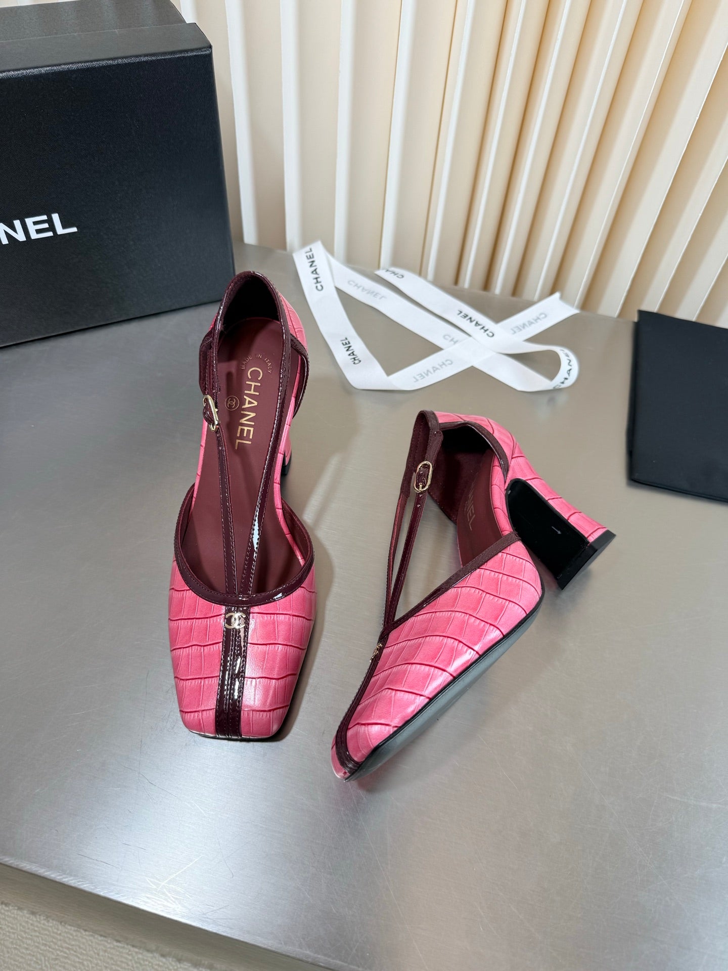 CC 26FW Pumps 8.5cm Square Toe Logo Two-Tone Crocodile-Embossed Pearlescent Gloss 190615