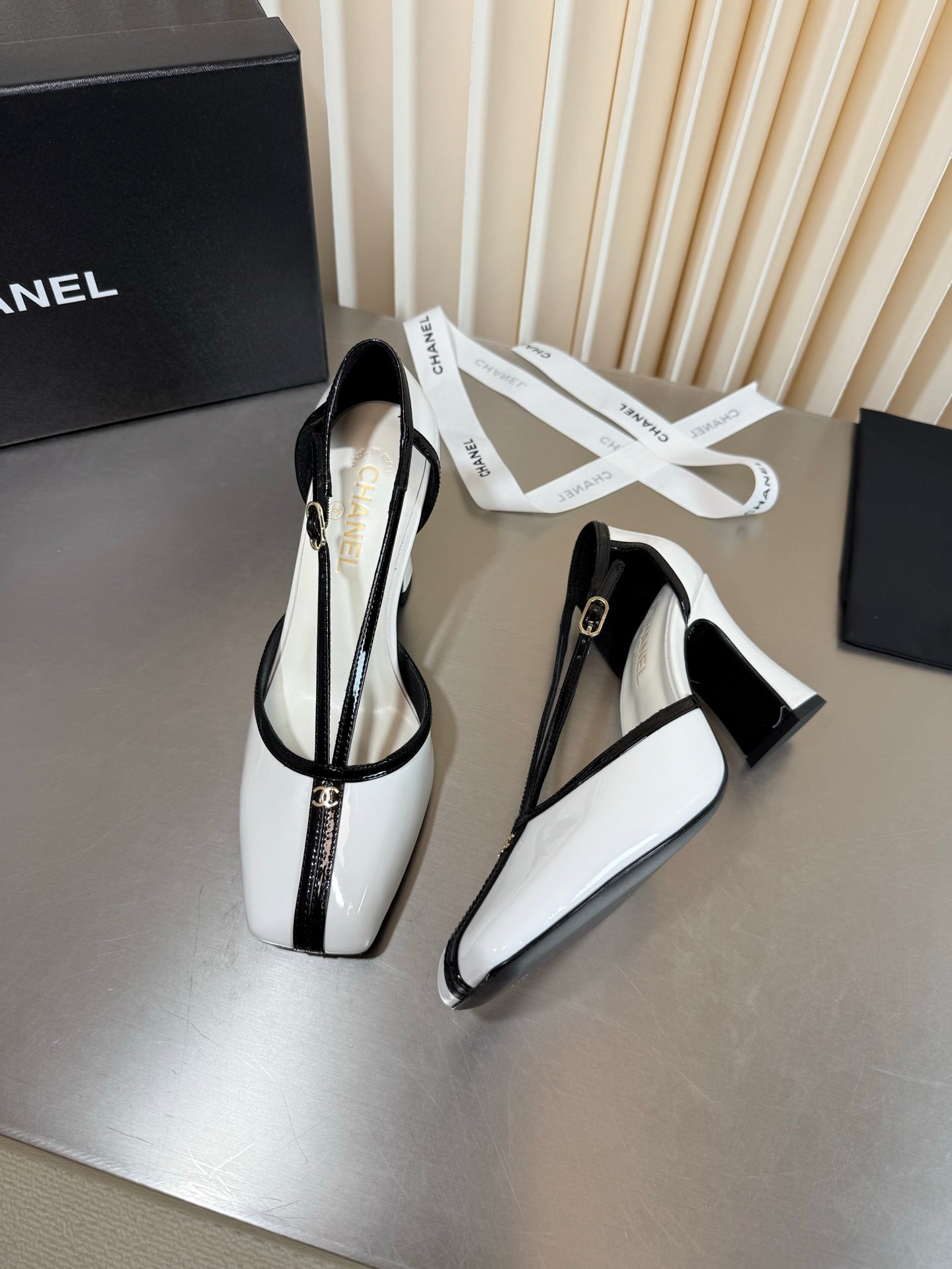 CC 26FW Pumps 8.5cm Square Toe Logo Two-Tone Patent Lether 190624